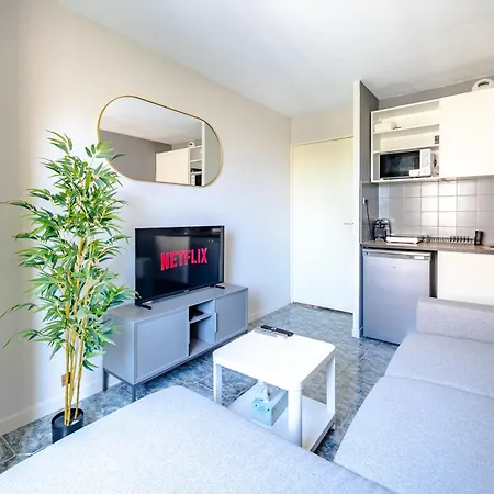 Cosy 2-room Flat - Train Station - Center Apartmán *