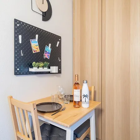 Apartmán Cosy 2-room Flat - Train Station - Center Nice